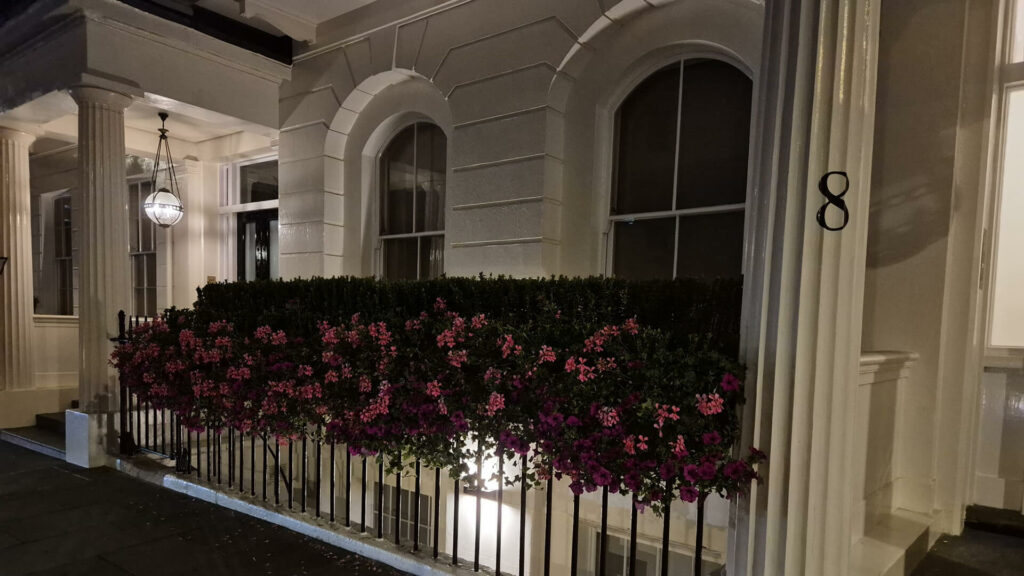 Lighting up Corinthian columns on a terrace in Belgravia 